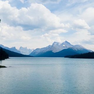 Instant de détente sur les bords du Lac Maligne, dans les Rocheuses Canadiennes 🇨🇦🙏🏻🌿🩵

#canadianrockies #malignelake #detente #travel #amour #calm #canada 
@malignelake